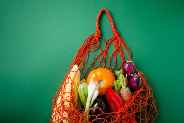 koncepcja zakupów zero waste warzywa w siatkowej torbie bez plastiku