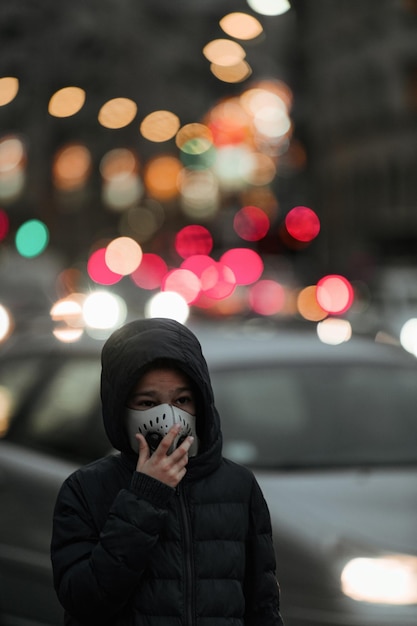 Koncepcja zanieczyszczenia powietrza młoda osoba z maską oddechową w mieście