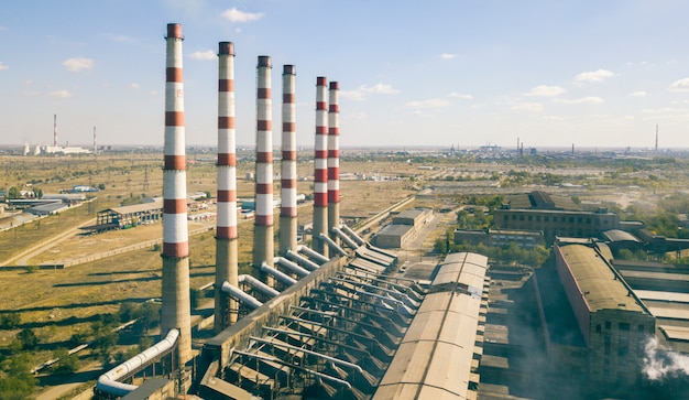 Koncepcja Zanieczyszczenia Powietrza Przemysłowe, Fabryka W Pobliżu Miasta, Widok Z Lotu Ptaka F