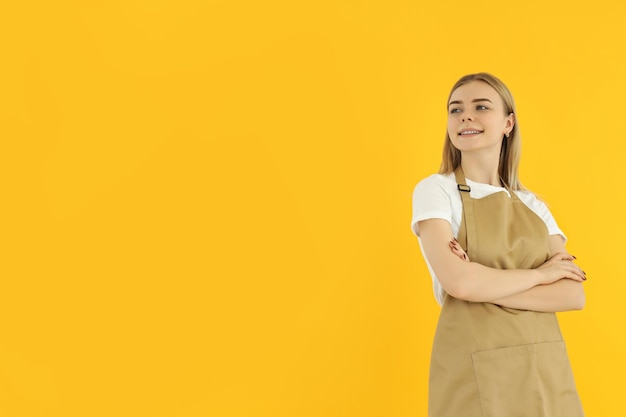 Zdjęcie koncepcja zawodu młoda kelnerka na żółtym tle