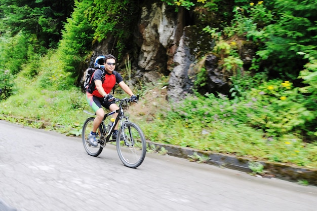 koncepcja zdrowego stylu życia i fitness z mężczyzną na rowerze na świeżym powietrzu