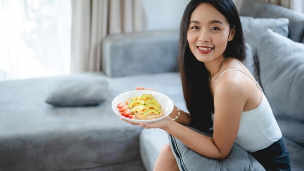 Koncepcja zdrowej, czystej żywności Azjatycka kobieta ze świeżymi warzywami dla dietetycznego stylu życia szczęśliwy wegetarianin
