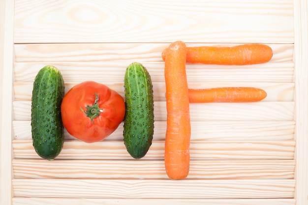 Koncepcja Zdrowej żywności. Litery H I F Wykonane Z Ogórków, Pomidorów I Marchwi. Tło Warzywa