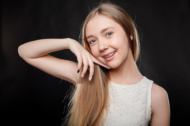 Koncepcja zdrowia, ludzi, młodzieży, stomatologiczne i uroda - portret teen dziewczyna pokazując aparat ortodontyczny.