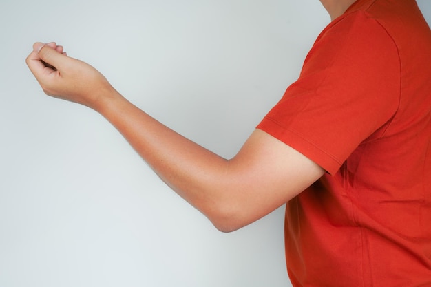 Koncepcja zdrowia osoba z bólem łokcia człowiek trzymający rękę na łokciu z bólem artretyz kości