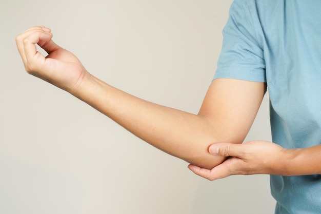 Koncepcja zdrowia osoba z bólem łokcia człowiek trzymający rękę na łokciu z bólem artretyzmu kości