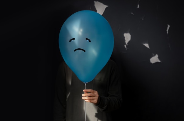 Zdjęcie koncepcja zdrowia psychicznego osoba zestresowana i przygnębiona z negatywnymi emocjami w postaci balonu
