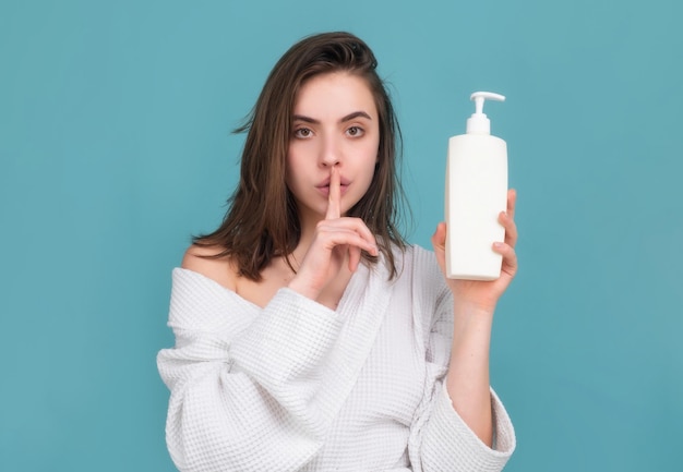 Koncepcja zdrowia włosów i urody kobieta trzyma butelkę szamponu i odżywki