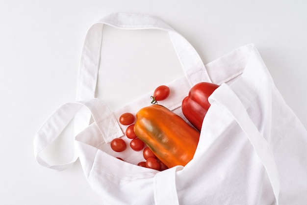 Zdjęcie koncepcja zero odpadów. świezi organicznie warzywa w tekstylnej torbie na bielu.