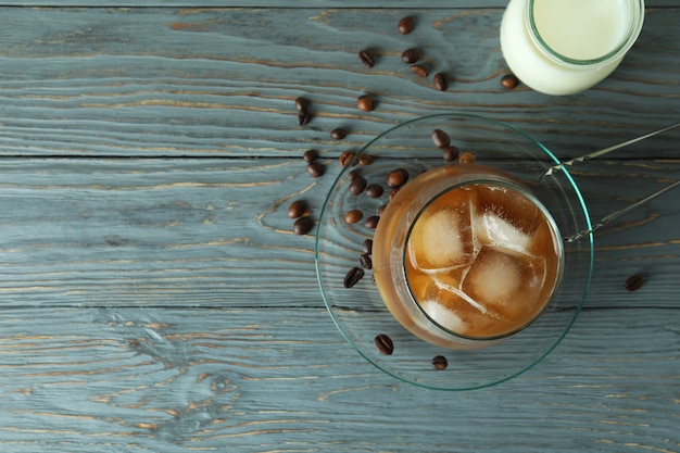 Koncepcja zimnego napoju z mrożoną kawą na drewnianym stole