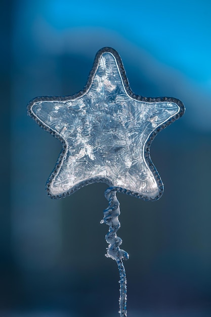 Zdjęcie koncepcja zimowego mrozu piękne mroźne wzory na kształcie gwiazdy mydlane pęcherzyki zamarzają