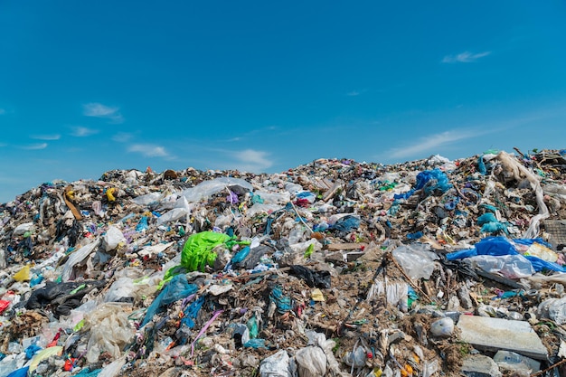 Zdjęcie koncepcja zrzutu odpadów stos śmieci wysypisko śmieci problemy środowiskowe zanieczyszczenia