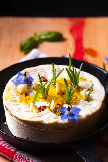 Koncepcja żywności Organiczny Miękki Kremowy Ser Francuski Camembert Na Patelni żelaznej Z Miejscem Na Kopię