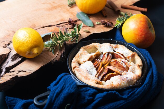 Koncepcja żywności świeże pieczone złote Domowe Organiczne Jabłkowe Galette Pie skorupa maślana