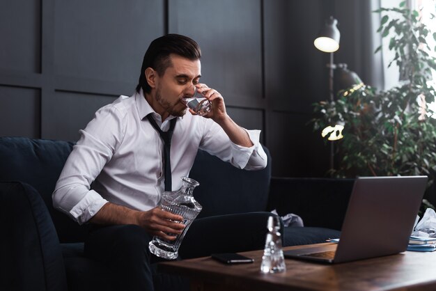 Koncepcje Alkoholizmu Lub Problemów życiowych. Zdenerwowany Biznesmen Pije Wódkę.