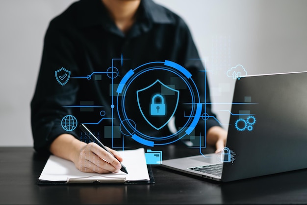 Koncepcje cyberbezpieczeństwa i prywatności w celu ochrony danych Ikona blokady i technologia bezpieczeństwa sieci Człowiek chroniący dane osobowe na wirtualnym ekranie smartfona i tabletu w officexA