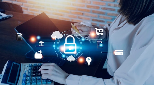 Koncepcje cyberbezpieczeństwa i prywatności w celu ochrony danych Ikona kłódki i technologia bezpieczeństwa sieci internetowej Biznesmen chroniący dane osobowe na smartfonie za pomocą wirtualnych interfejsów ekranowych