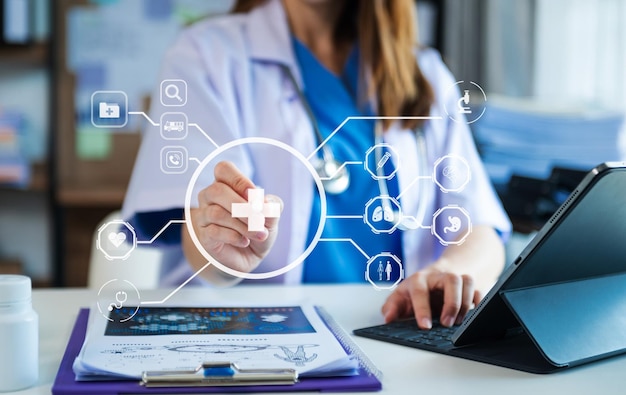 Koncepcje technologii medycznychinteligentna ręka lekarza pracująca z nowoczesnym laptopem z wirtualnym schematem ikon jego zespołu