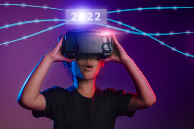 Koncepcje technologii Metaverse i Blockchain. Osoba korzystająca z doświadczeń związanych z wirtualnym sterowaniem grami w technologii cyfrowej Metaverse za pomocą okularów VR, GameFi, 2022