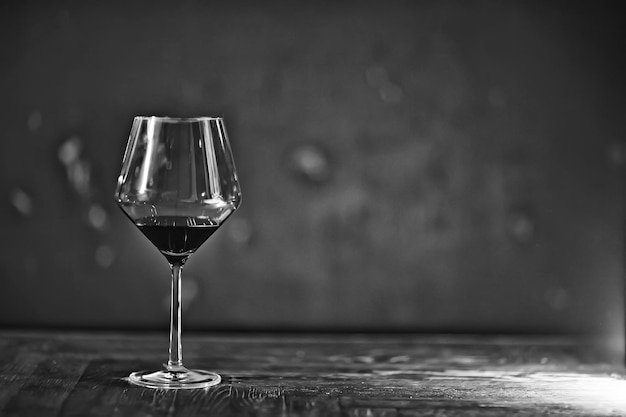 koncept kieliszek alkoholowy / piękny kieliszek, degustacja wina w restauracji z winem