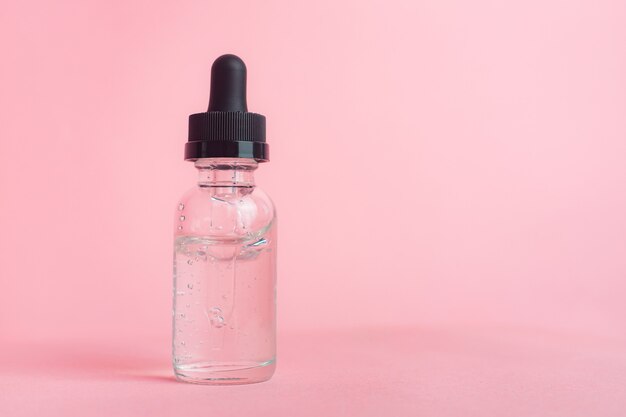 Koncept to butelka kwasu hialuronowego bez napisów na różowym tle