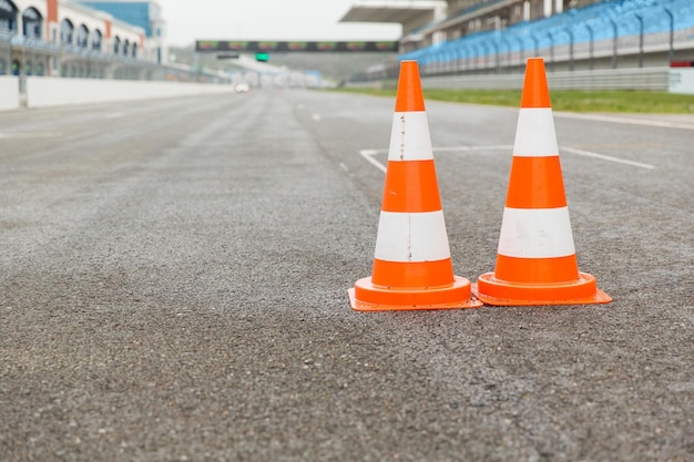 koncept wyścigowy, motosportowy, ekstremalny i motoryzacyjny - pachołki drogowe na torze żużlowym stadionu