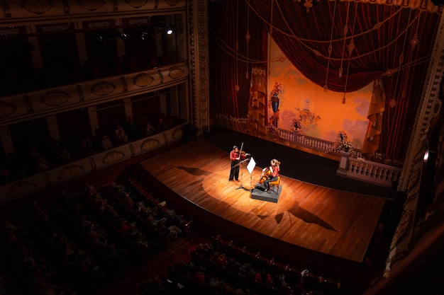 Koncert muzyki klasycznej Dwóch muzyków wypełnia teatr publicznością