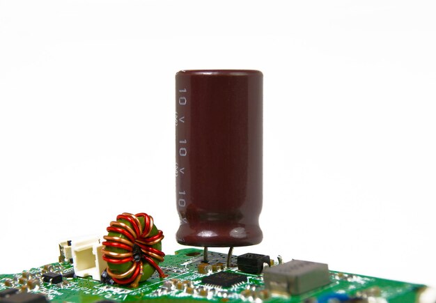 Kondensatory elektrolityczne lub elektrolityczne izolowane w elektronicznej płytce drukowanej na białym tle Koncepcja części elektronicznych