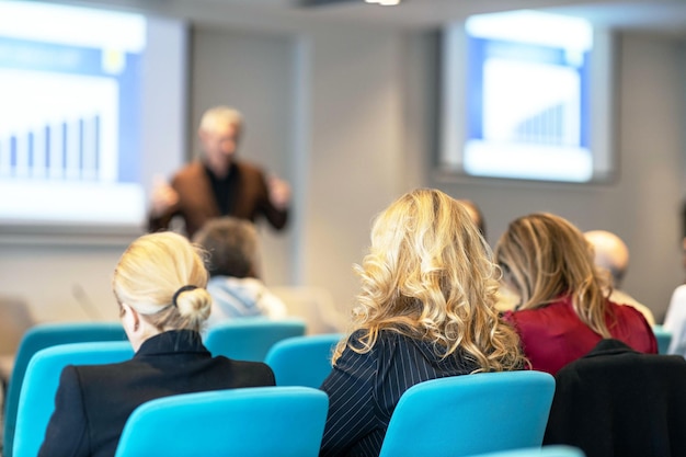 Zdjęcie konferencja biznesowa i prezentacja lub międzynarodowe forum gospodarcze