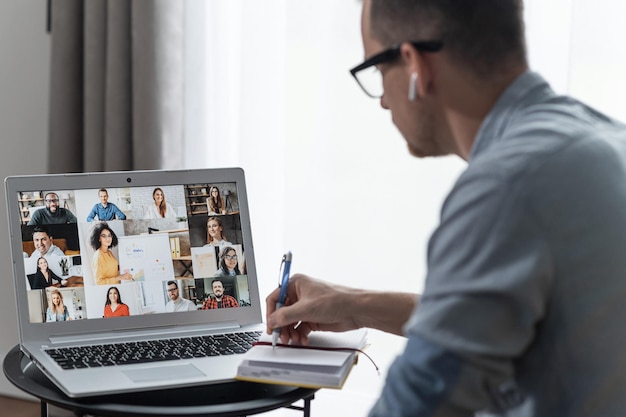 Konferencja wideo online na ekranie