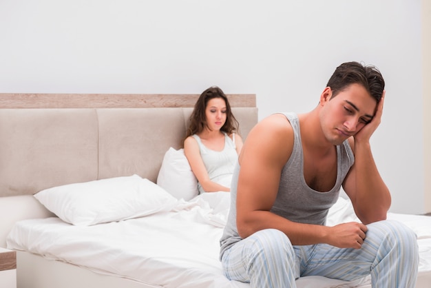 Konflikt rodzinny z żoną i mężem w łóżku