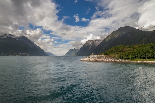 Koniec fiordu. Piękny norweski krajobraz. widok na fiordy. Norwegia idealne odbicie fiordu w czystej wodzie Przy pochmurnej pogodzie