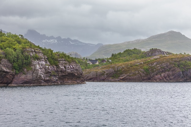 Koniec fiordu. Piękny norweski krajobraz. widok na fiordy. Norwegia idealne odbicie fiordu w czystej wodzie Przy pochmurnej pogodzie