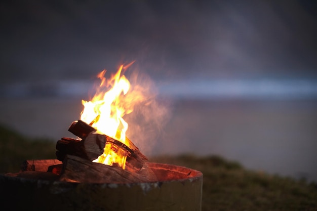 Konieczność biwakowania Przycięty widok płonącego ognia na zewnątrz