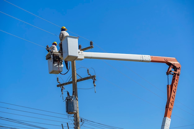 Konserwacja Elektryków Pracuje Z Prądem Wysokiego Napięcia Na Wiadrze Hydraulicznym