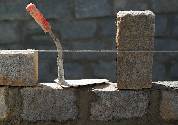 Zdjęcie konstrukcja ścian z bloków granitowych z zaprawą