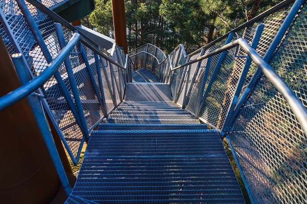 Konstrukcja stalowa z balustradą ze stali nierdzewnej i zabezpieczeniem przed upadkiem