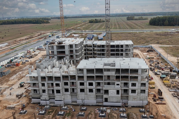 Konstrukcja szkieletowa monolityczna budynku. Solidne ściany z betonu. Ramy ścian. Szalunki do ścian z betonu. Plac budowy z bliska.