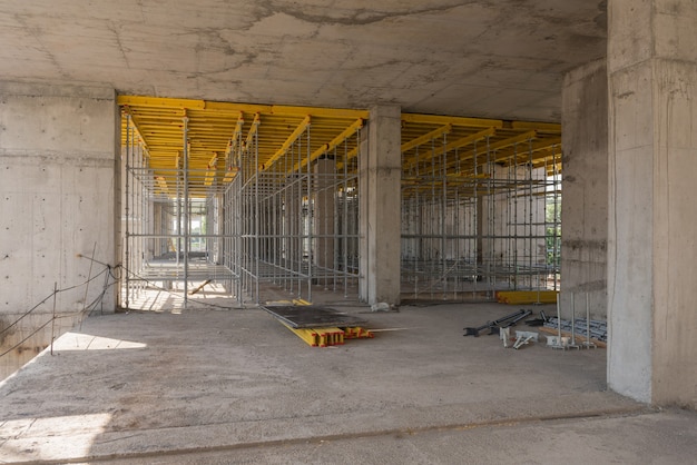 Konstrukcje Metalowo-betonowe Budynku W Trakcie Budowy. Rusztowania I Podpory.