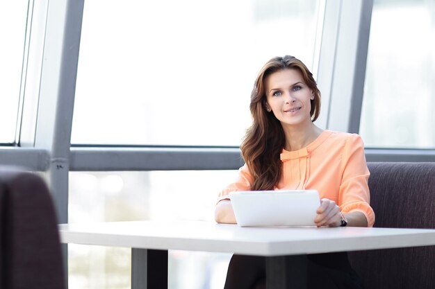 Konsultant kobieta za pomocą cyfrowego tabletu w miejscu pracy w office.photo z miejsca na kopię.