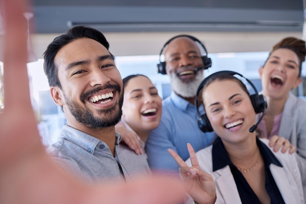 Konsultant szczęśliwy lub call center z uśmiechem selfie w firmie telemarketingowej lub agencji Portret zespołu wsparcia CRM lub zabawni pracownicy obsługi klienta śmieją się lub łączą razem w biurze