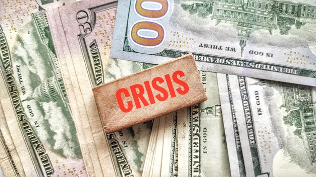 Kontekst banknotów dolarów z napisem kryzys Koncepcja finansowa Koncepcja kryzysu