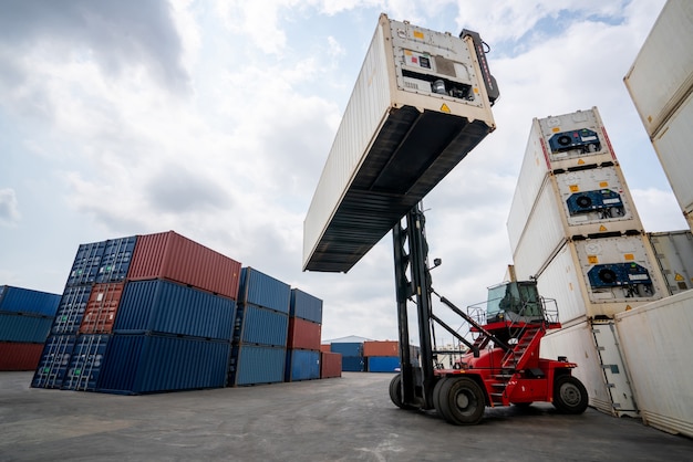 Kontener do transportu morskiego w stoczni z ciężką maszyną.