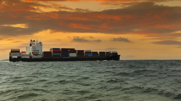 Kontenerowiec na morzu zmierza do dostarczenia towarów do miejsca przeznaczenia