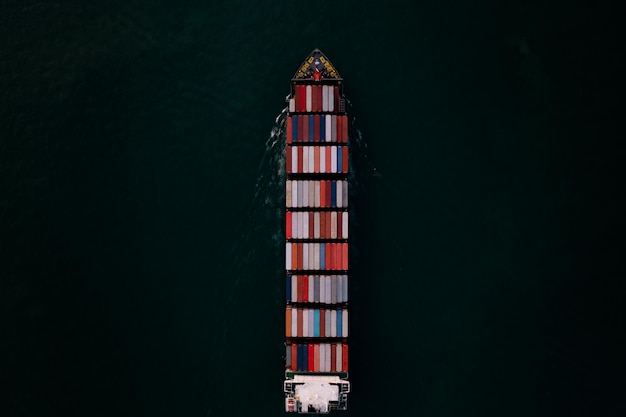 Zdjęcie kontenerowiec przewożący duże ładunki logistyczne import eksport towarów na całym świecie