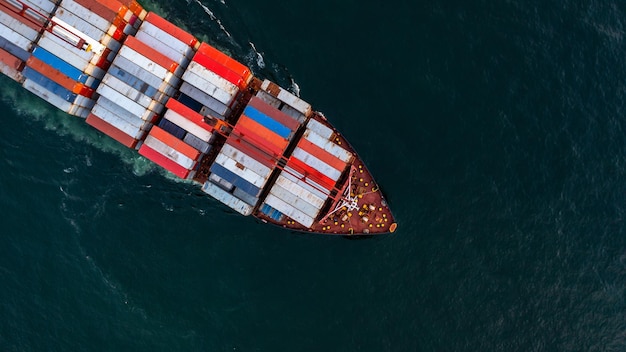 Zdjęcie kontenerowiec przewożący kontenery import eksport globalna logistyka biznesowa i transport kontenerowcem na otwartym morzu widok z lotu ptaka kontener statek towarowy łańcuch dostaw firma wysyłka frachtowa