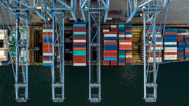 Kontenerowiec przewożący kontenery import eksport Globalna logistyka biznesowa i transport kontenerowcem na otwartym morzu Widok z lotu ptaka kontener statek towarowy łańcuch dostaw firma wysyłka frachtowa