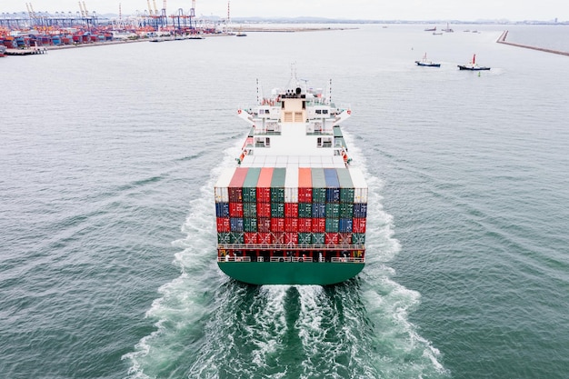 Kontenery statek corgo logistyka transport import eksport międzynarodowy żeglarstwo na morzu Zdjęcie