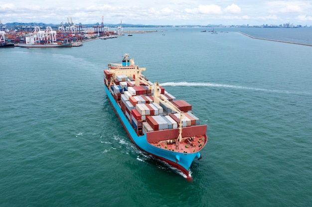 Kontenery statek corgo logistyka transport import eksport międzynarodowy żegluga morska