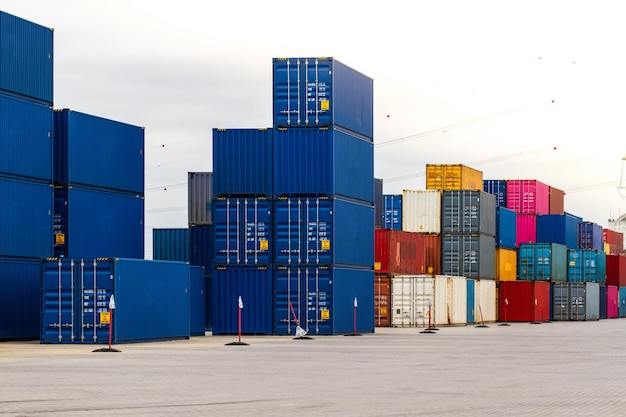 Kontenery towarowe Stocznia kontenerów towarowych Stos kontenerów towarowych w dokach Plac przemysłowy Koncepcja logistyki importu i eksportu